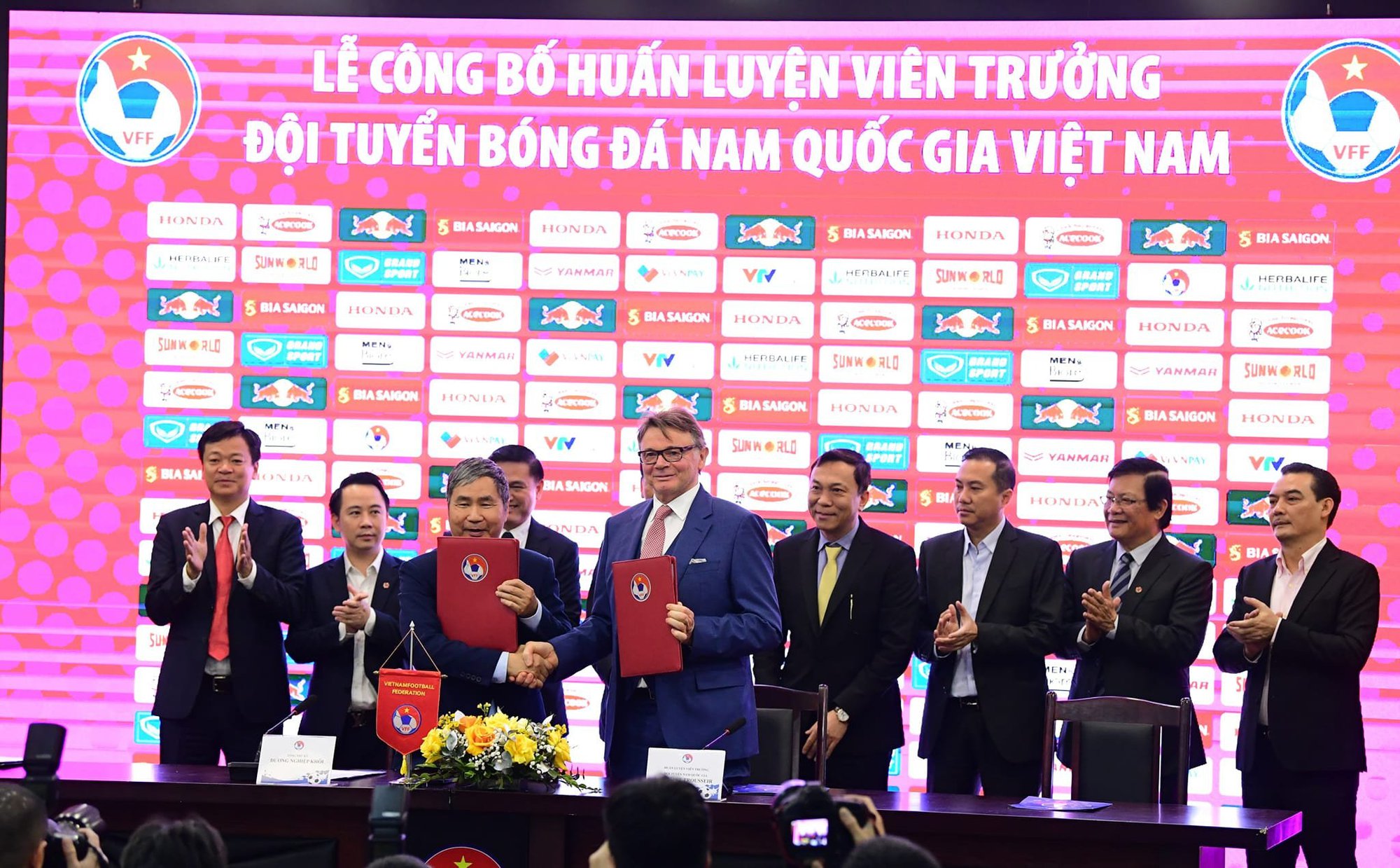 HLV Philippe Troussier chỉ ra điều bóng đá Việt Nam cầm quan tâm hơn HCV SEA Games - Ảnh 1.