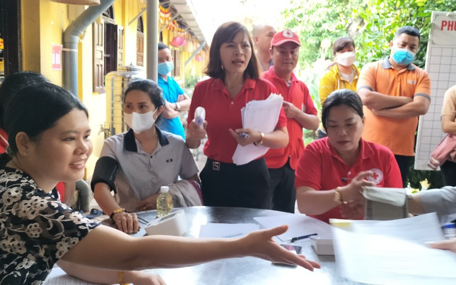 Nhiều người đi hiến máu nhân ngày Thầy thuốc Việt Nam