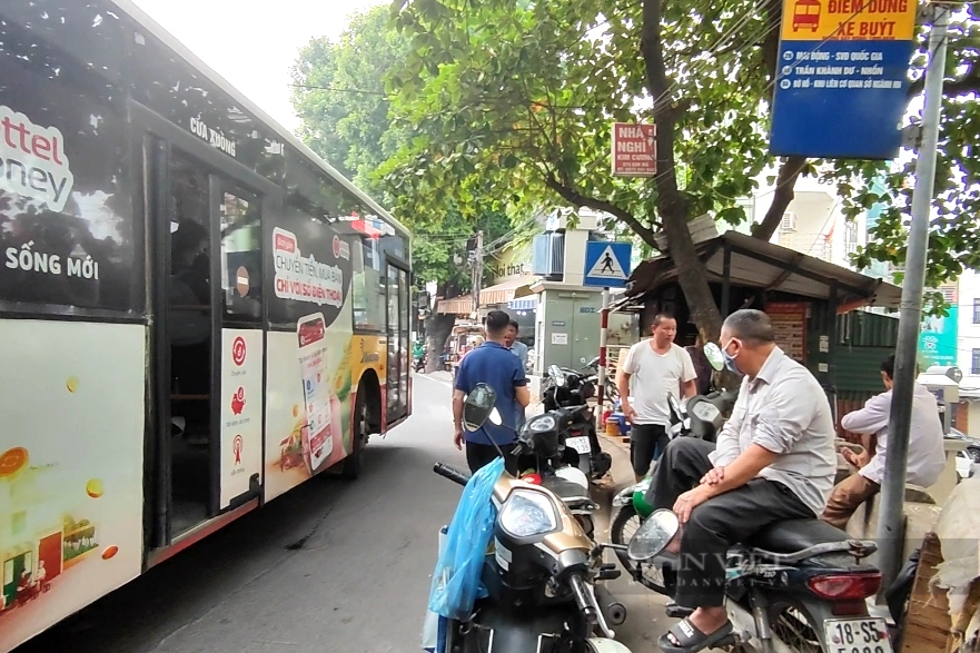 Hà Nội: Hàng loạt điểm dừng xe buýt tại nội thành bị chiếm dụng - Ảnh 4.