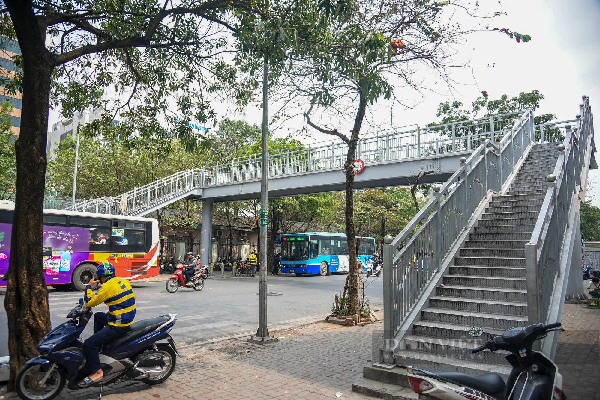 Người dân ngó lơ với cầu vượt bộ hành, tùy tiện sang đường bất chấp nguy hiểm - Ảnh 1.