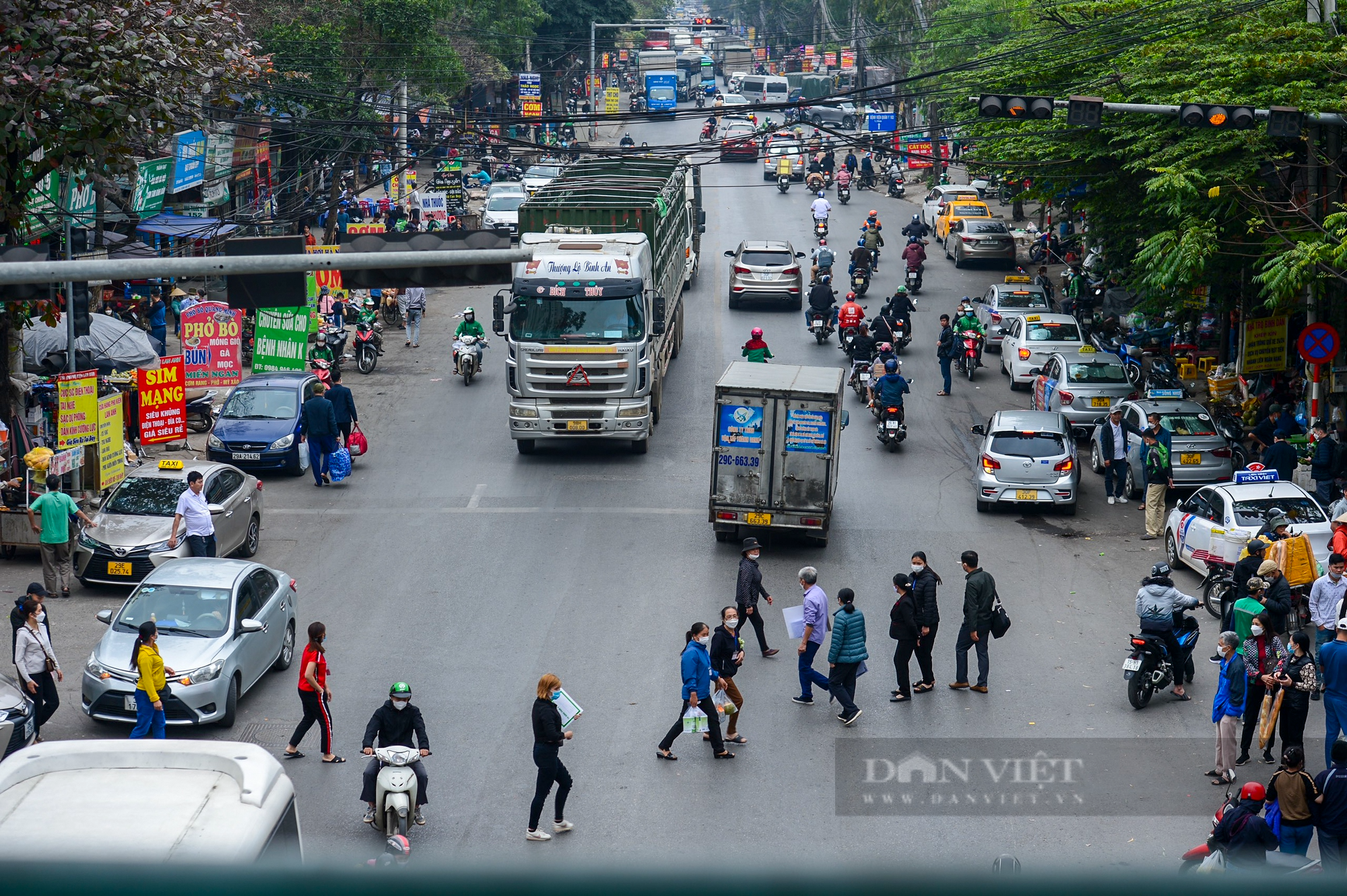 Người dân ngó lơ với cầu vượt bộ hành, tùy tiện sang đường bất chấp nguy hiểm - Ảnh 2.