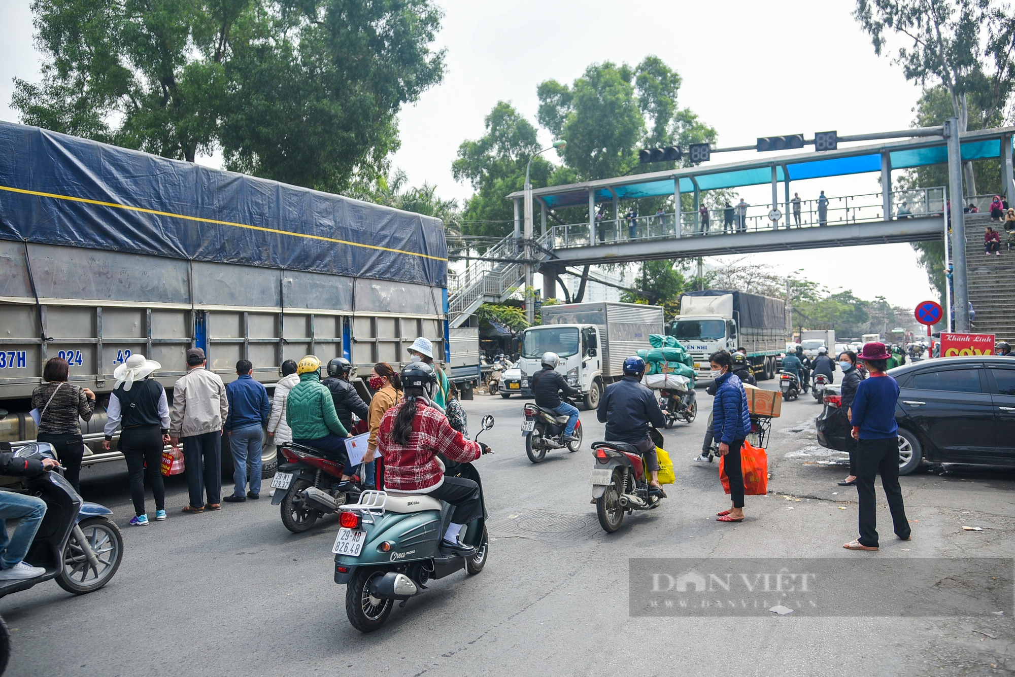 Người dân ngó lơ với cầu vượt bộ hành, tùy tiện sang đường bất chấp nguy hiểm - Ảnh 3.