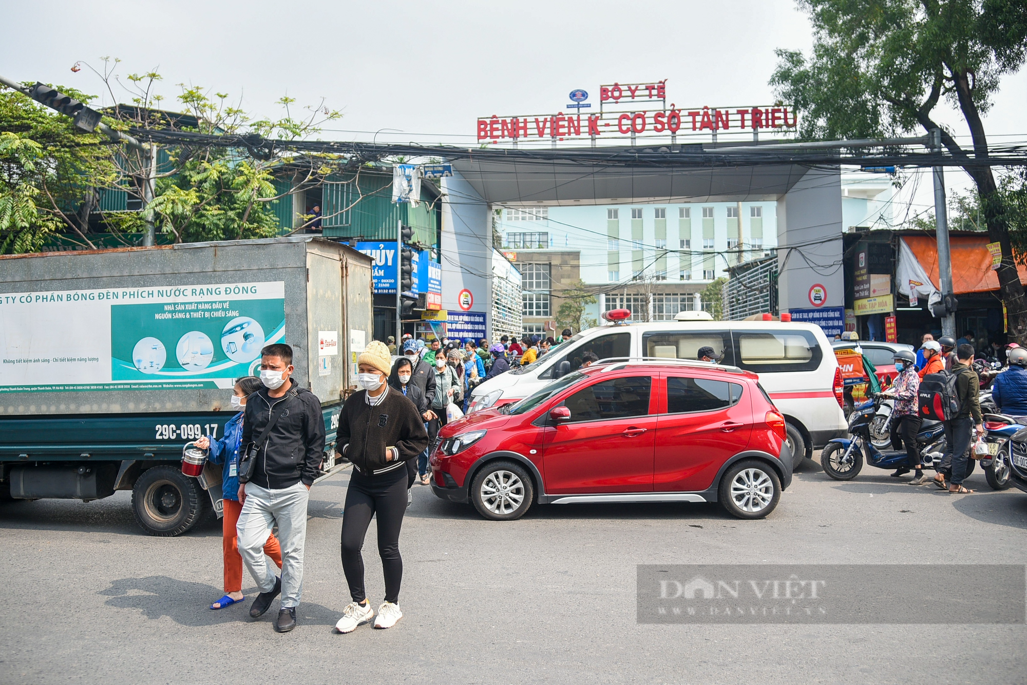 Người dân ngó lơ với cầu vượt bộ hành, tùy tiện sang đường bất chấp nguy hiểm - Ảnh 4.