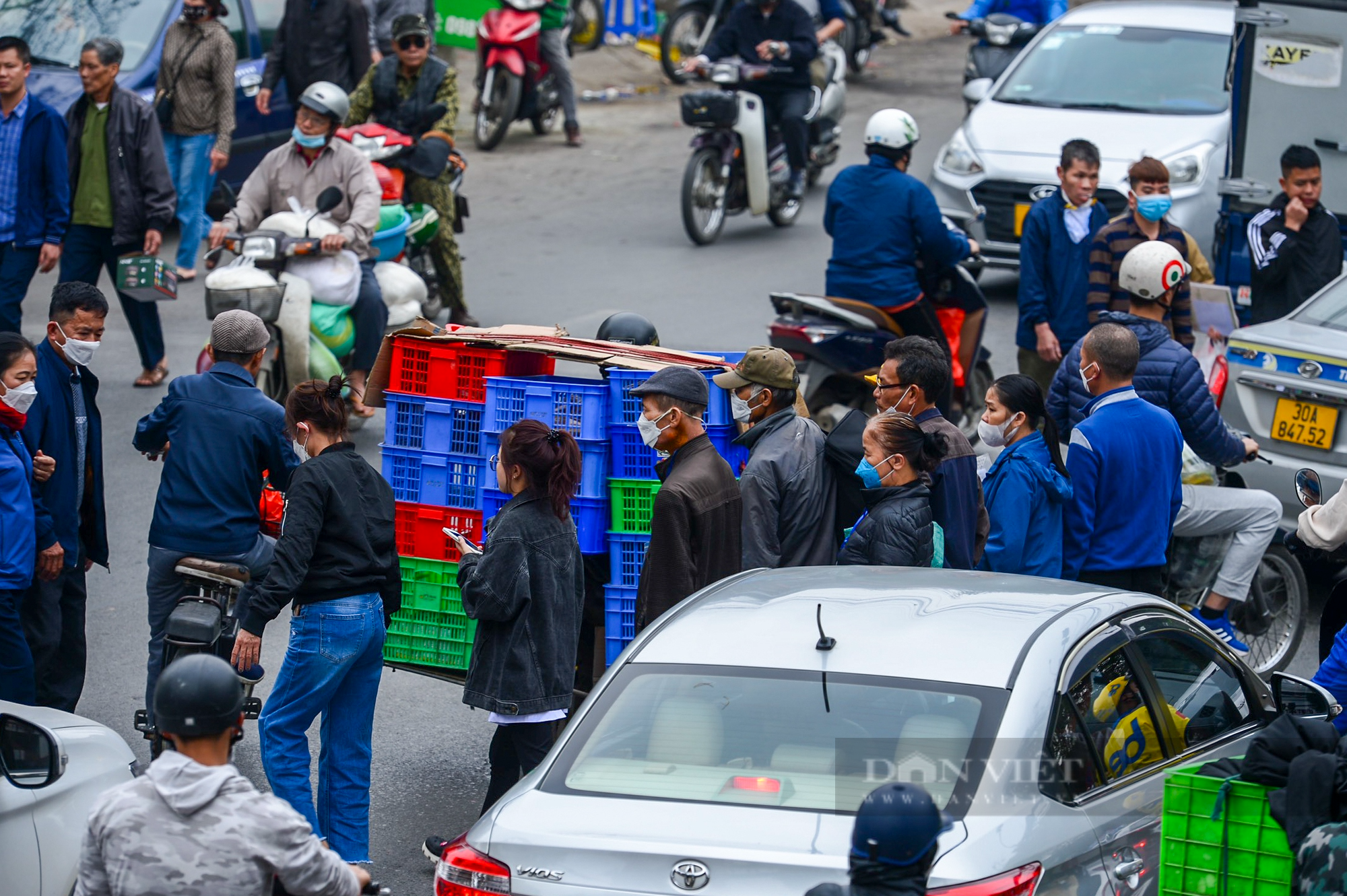 Người dân ngó lơ với cầu vượt bộ hành, tùy tiện sang đường bất chấp nguy hiểm - Ảnh 7.