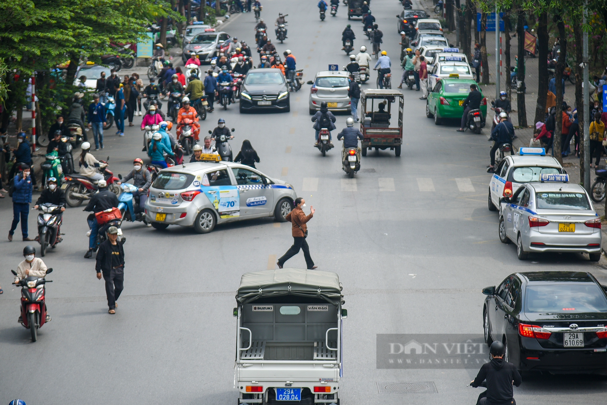 Người dân ngó lơ với cầu vượt bộ hành, tùy tiện sang đường bất chấp nguy hiểm - Ảnh 10.