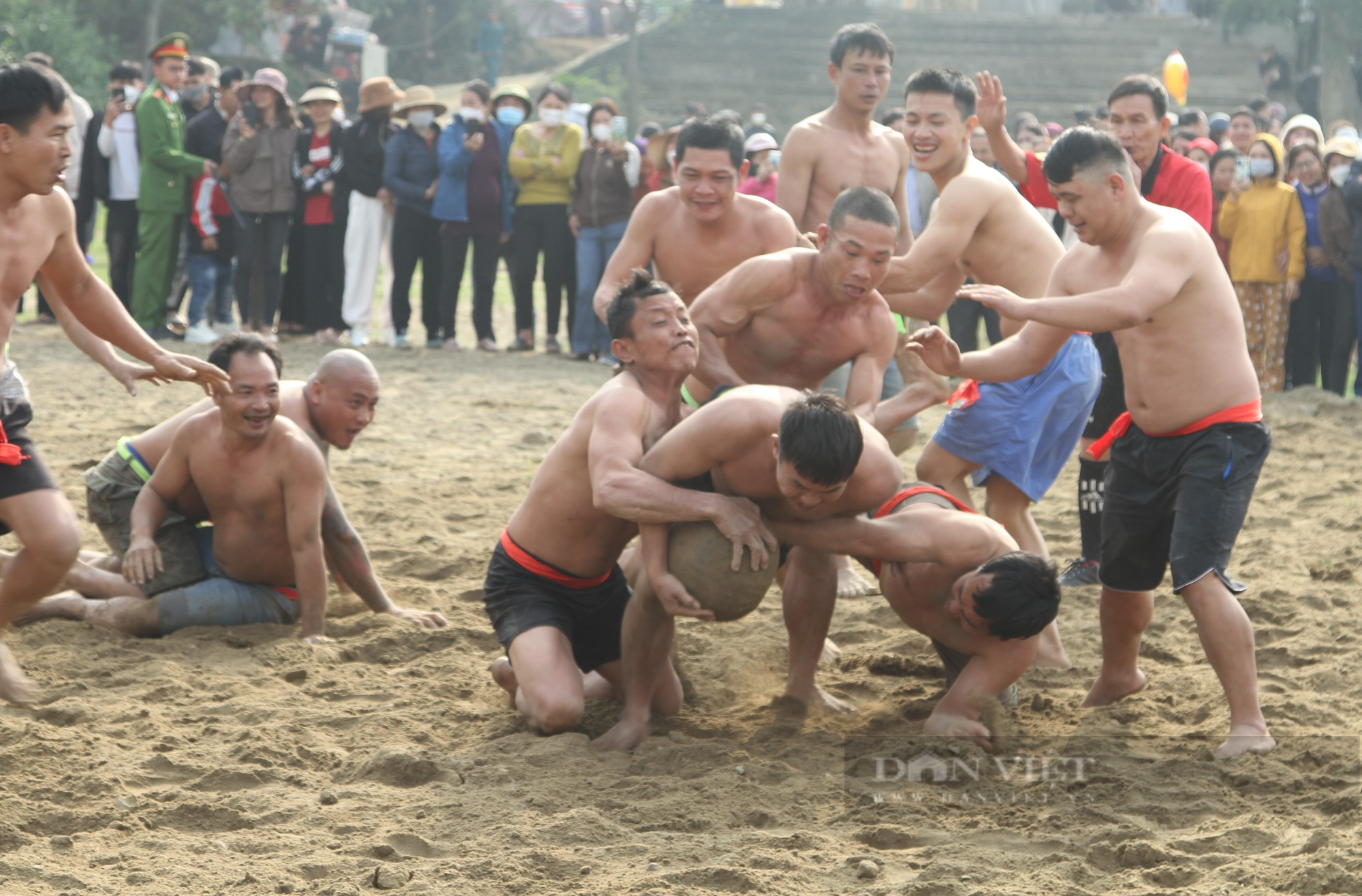 Nghệ An: Gay cấn màn đọ tài của những trai làng lực lưỡng nhất trong trò chơi vật cù - Ảnh 3.