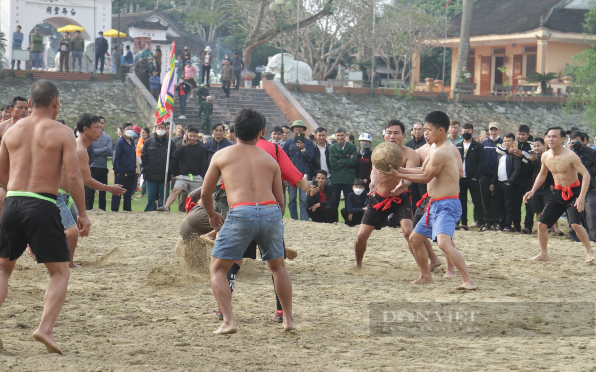 Nghệ An: Gay cấn màn đọ tài của những trai làng lực lưỡng nhất trong trò chơi vật cù - Ảnh 4.