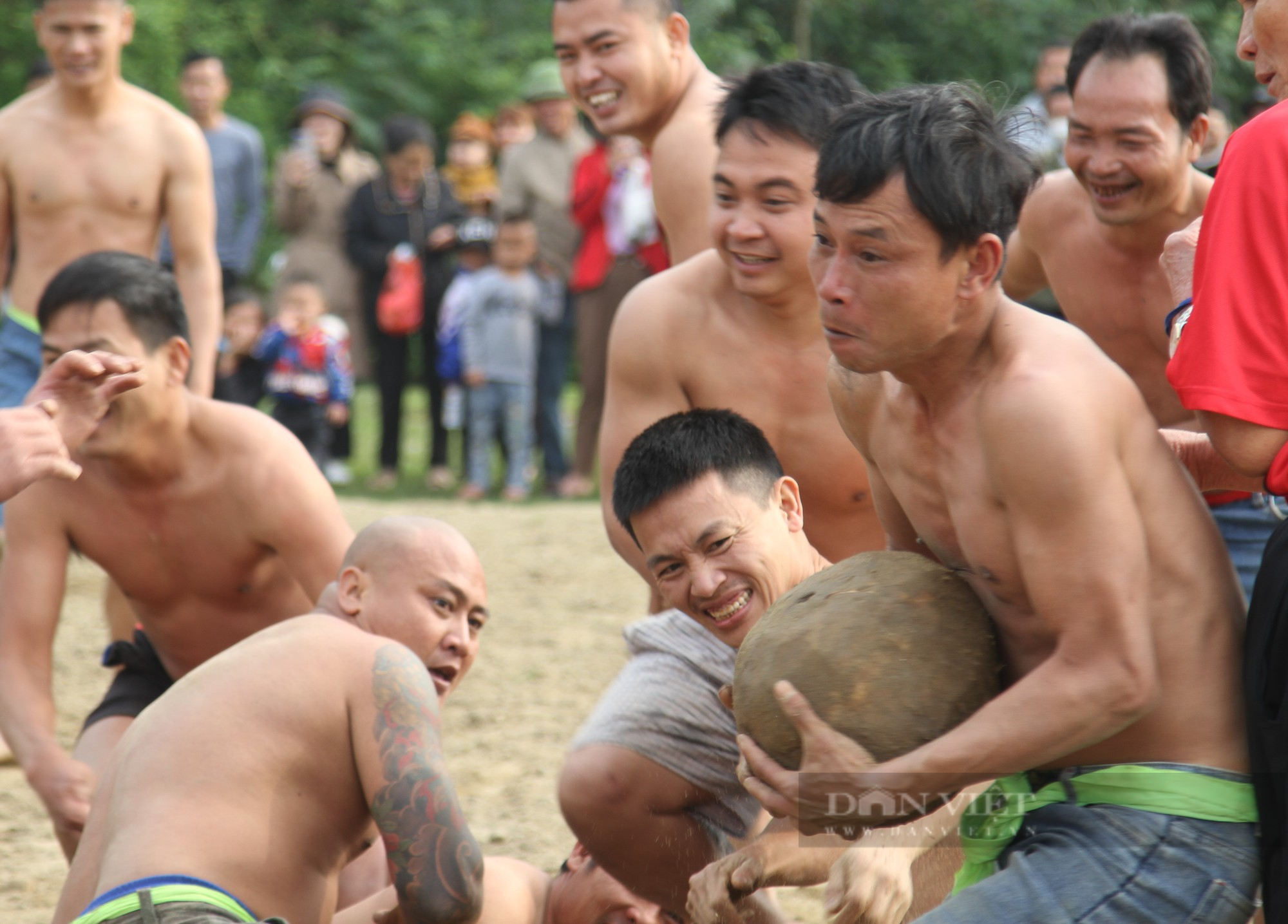 Nghệ An: Gay cấn màn đọ tài của những trai làng lực lưỡng nhất trong trò chơi vật cù - Ảnh 6.