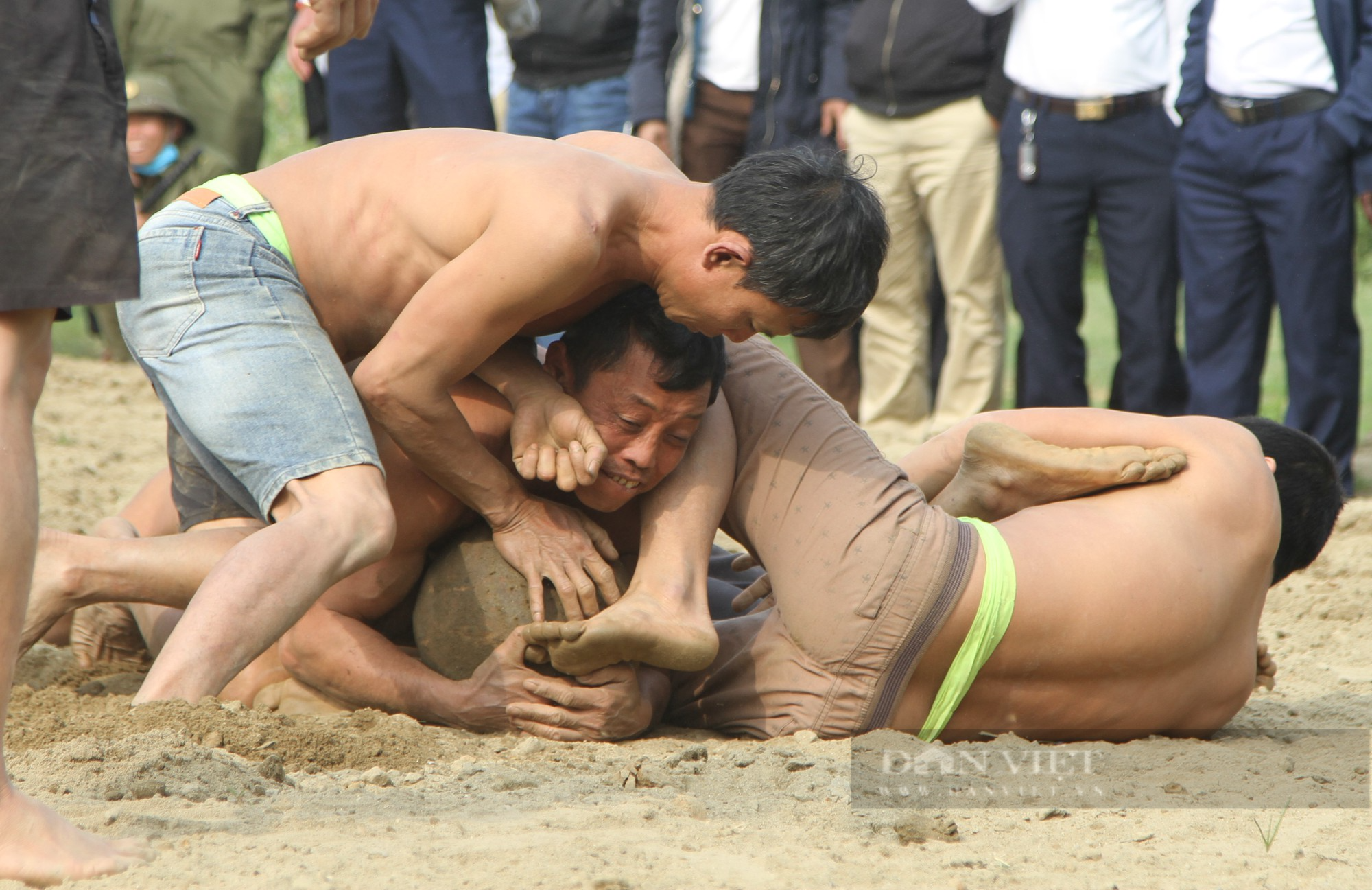 Nghệ An: Gay cấn màn đọ tài của những trai làng lực lưỡng nhất trong trò chơi vật cù - Ảnh 7.