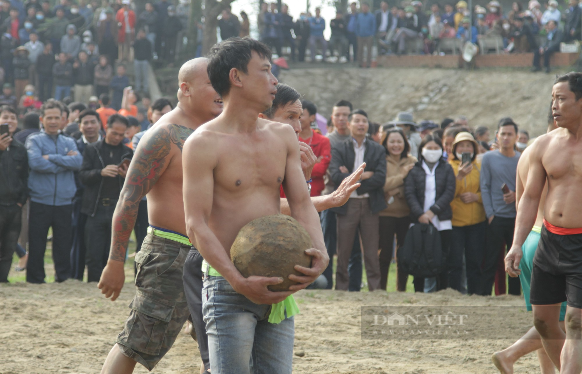 Nghệ An: Gay cấn màn đọ tài của những trai làng lực lưỡng nhất trong trò chơi vật cù - Ảnh 8.