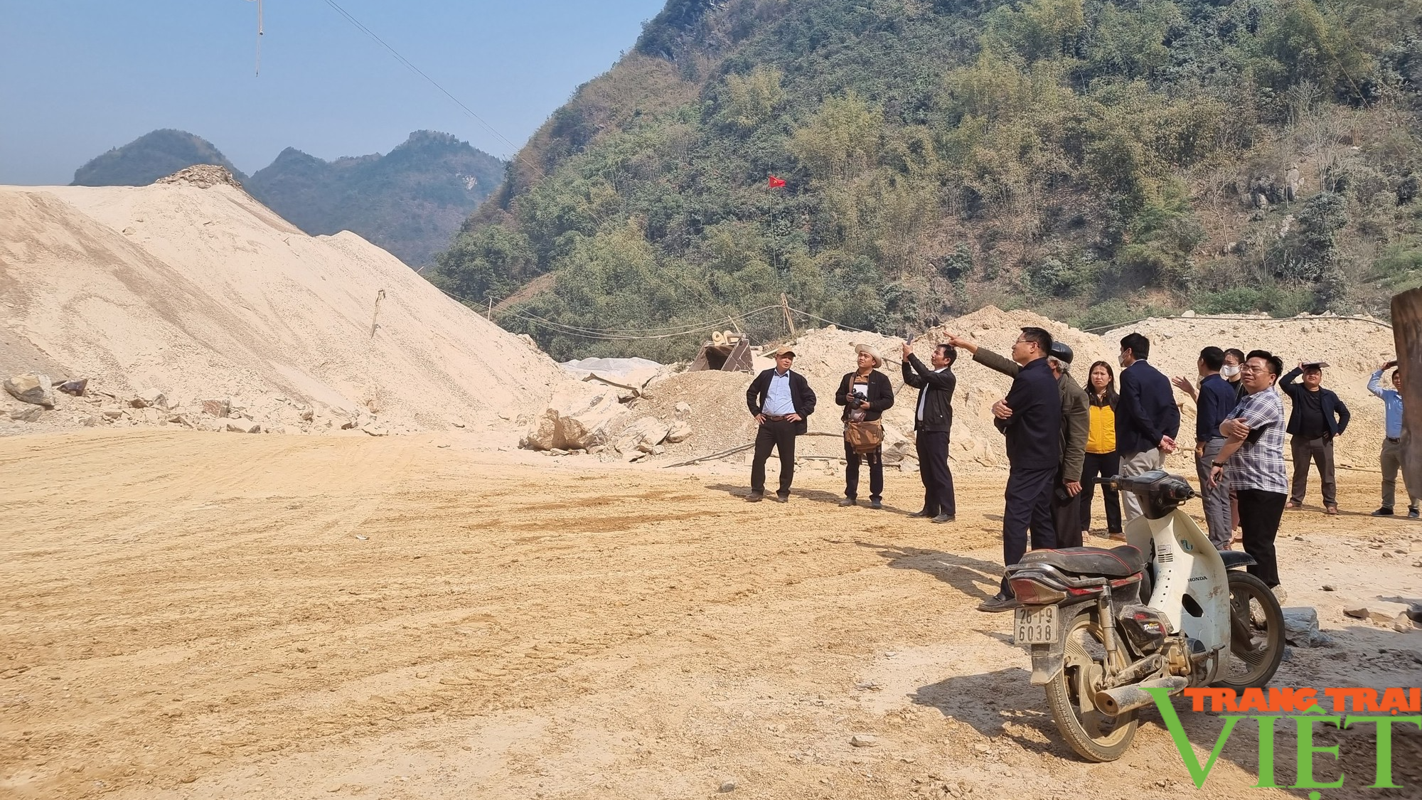 Sơn La: Kiểm tra hoạt động khai thác tại mỏ đá Tông Lạnh sau phản ánh của báo Dân Việt - Ảnh 1.