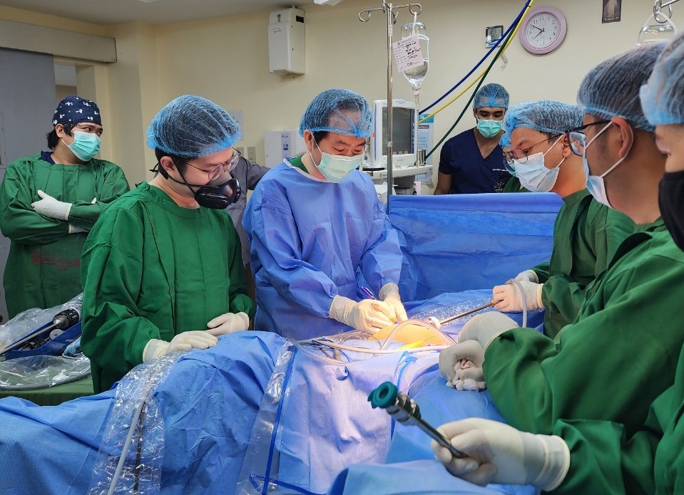 Bệnh viện Bình Dân TP.HCM chuyển giao phẫu thuật robot cho các bác sĩ Philippines - Ảnh 1.
