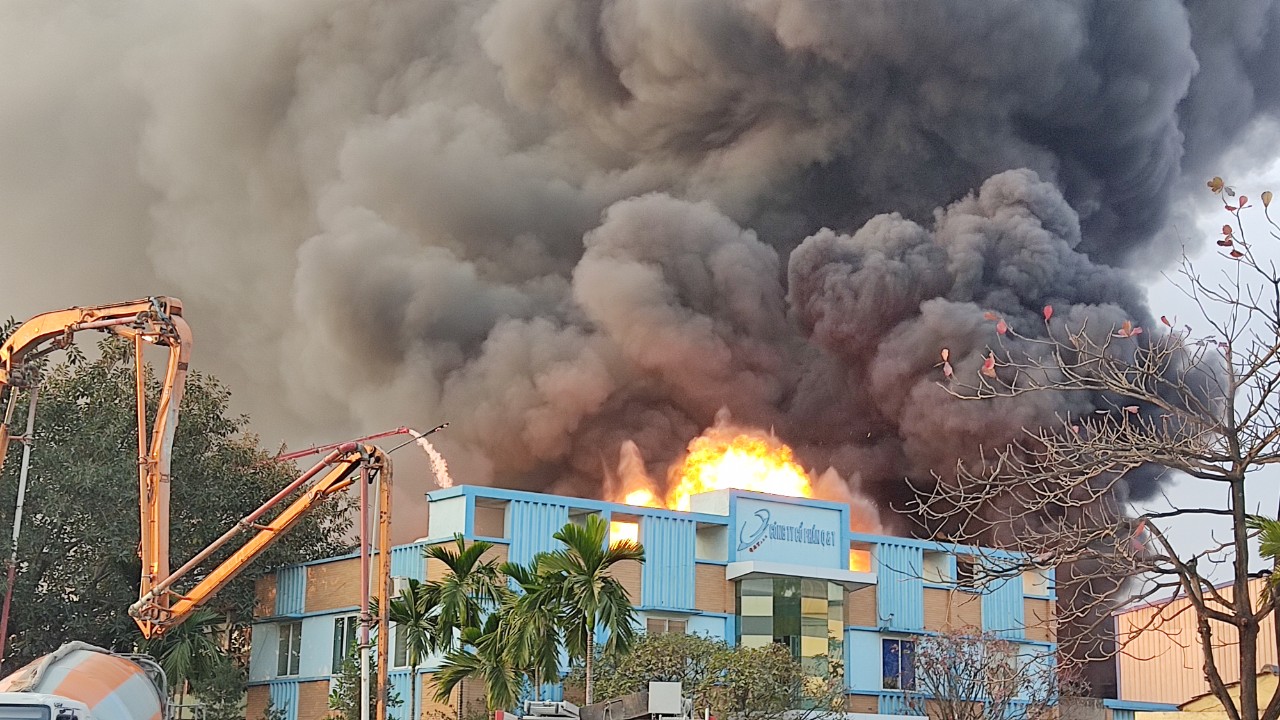 Hải Dương: Cháy lớn tại Công ty CP Dinh dưỡng Gafo đã được dập tắt, chưa ghi nhận thiệt hại về người - Ảnh 1.