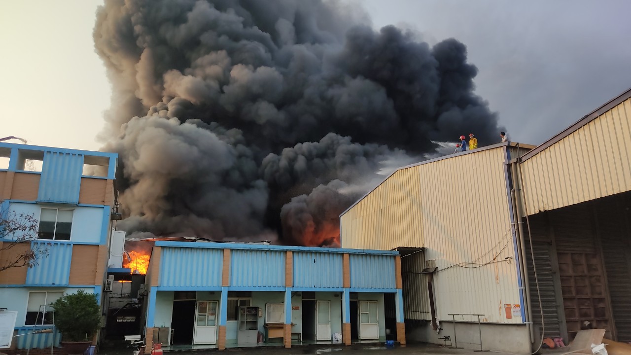 Hải Dương: Cháy lớn tại Công ty CP Dinh dưỡng Gafo đã được dập tắt, chưa ghi nhận thiệt hại về người - Ảnh 5.
