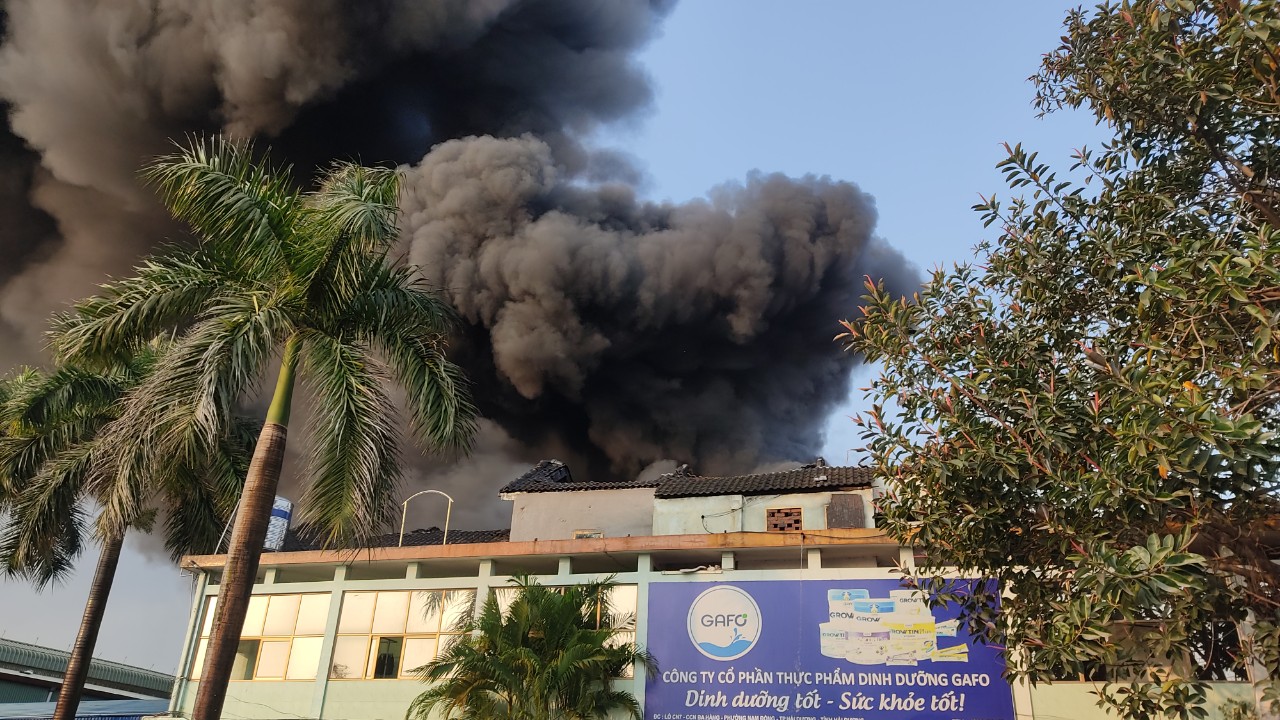 Hải Dương: Cháy lớn tại Công ty CP Dinh dưỡng Gafo đã được dập tắt, chưa ghi nhận thiệt hại về người - Ảnh 2.