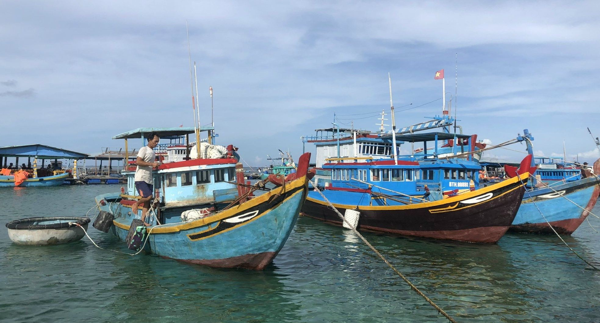 Lên phương án hỗ trợ 131 tàu cá của ngư dân bị cạn kiệt lương thực ngoài khơi - Ảnh 1.