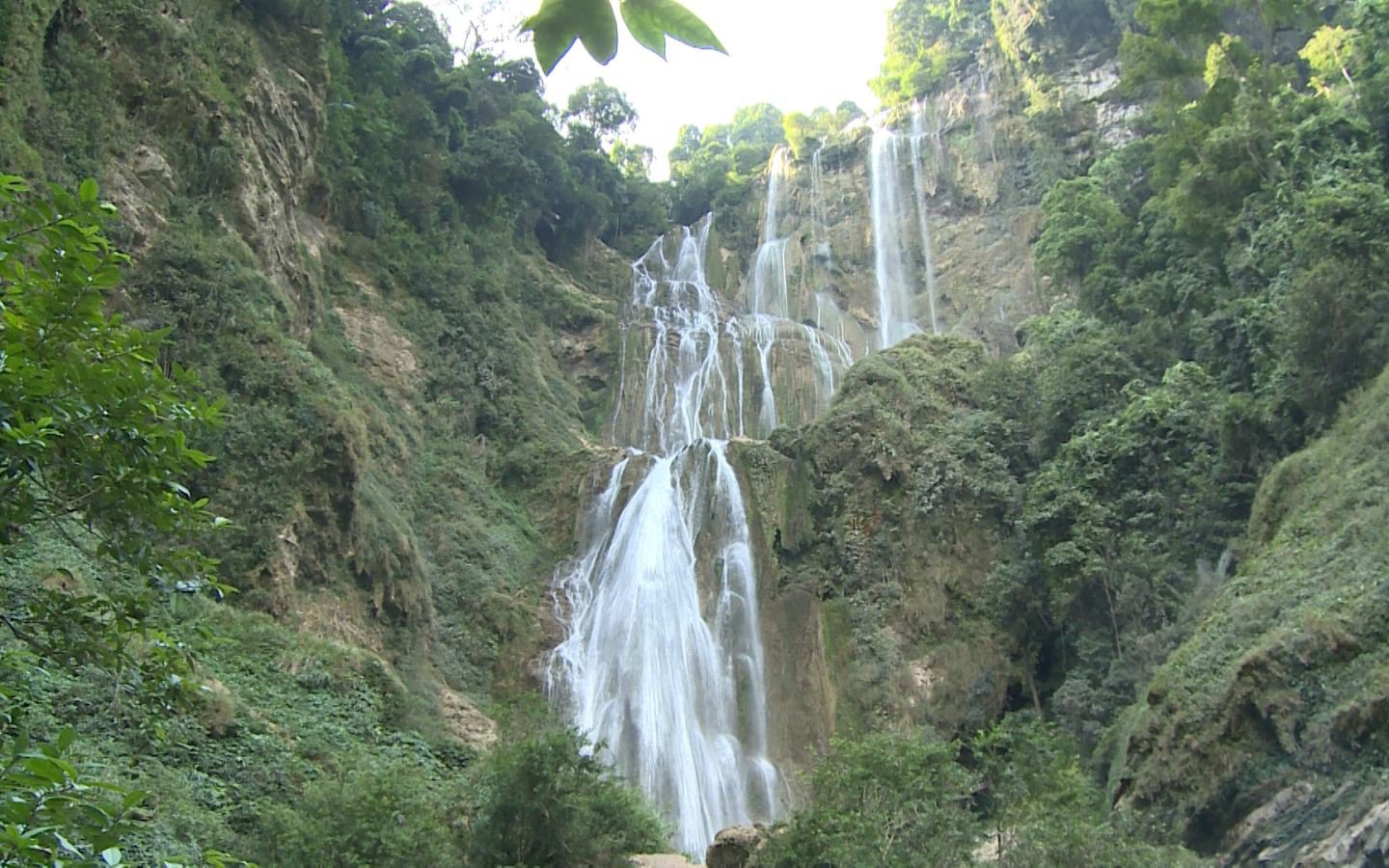 Đây là thác nước nổi tiếng Tuyên Quang, dài 4.000m, 15 tầng lớn còn tầng nhỏ không tính, nước đổ quanh năm