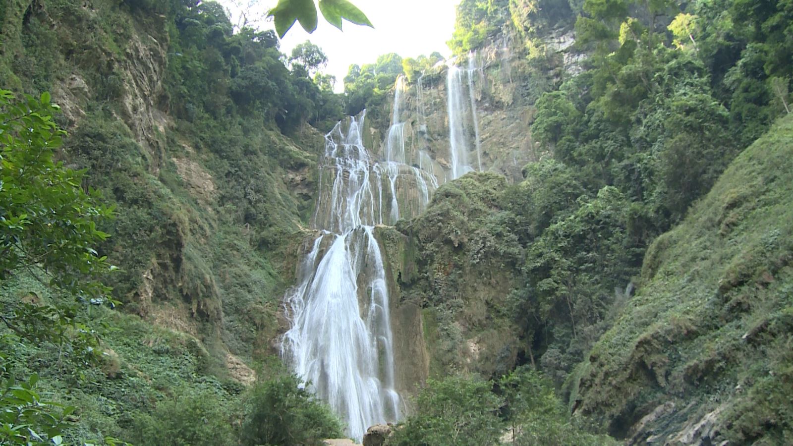 Đây là thác nước nổi tiếng Tuyên Quang, dài 4.000m, 15 tầng lớn còn tầng nhỏ không tính, nước đổ quanh năm - Ảnh 3.