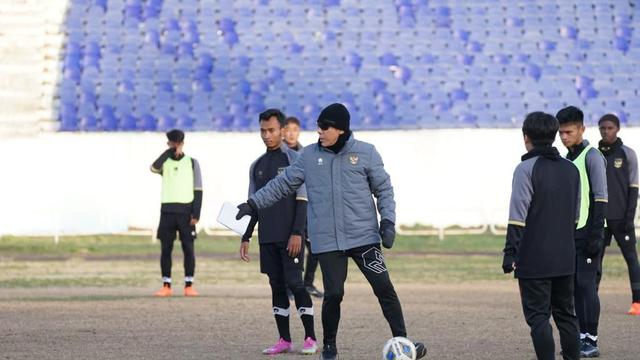 HLV Shin Tae-yong nổi giận vì U20 Indonesia phải tập trên sân... tệ hại - Ảnh 2.