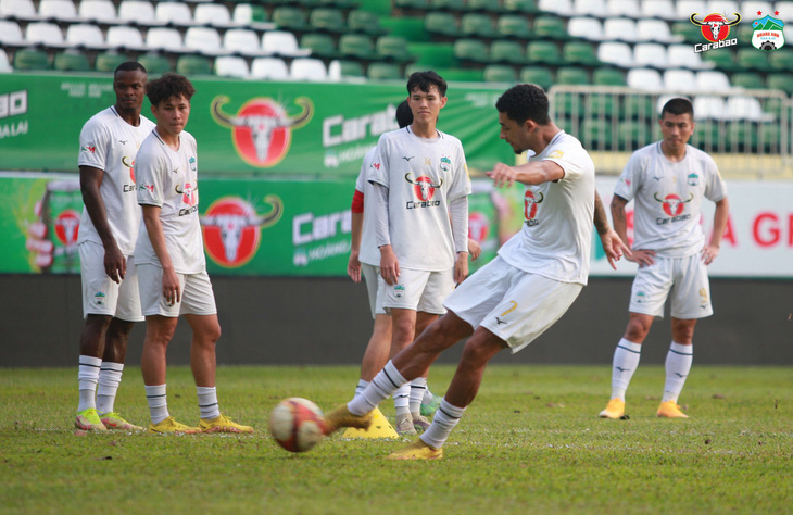 Tin sáng (3/2): HAGL dự V.League 2023, bầu Đức vẫn kiện VPF - Ảnh 1.