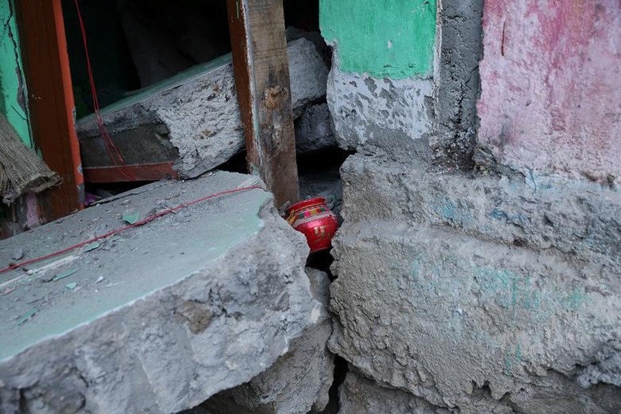 Nhiều vết nứt bí ẩn xuất hiện tại thị trấn hành hương nổi tiếng trên dãy Himalaya - Ảnh 12.
