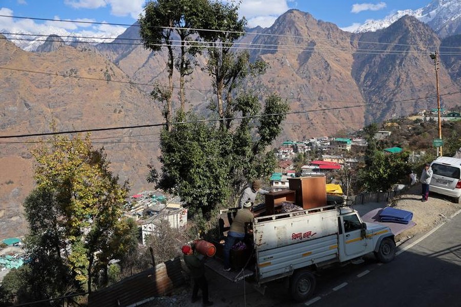 Nhiều vết nứt bí ẩn xuất hiện tại thị trấn hành hương nổi tiếng trên dãy Himalaya - Ảnh 17.