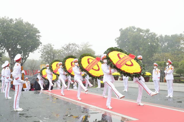 Lãnh đạo Đảng, Nhà nước vào Lăng viếng Chủ tịch Hồ Chí Minh; tưởng niệm các Anh hùng liệt sĩ - Ảnh 2.