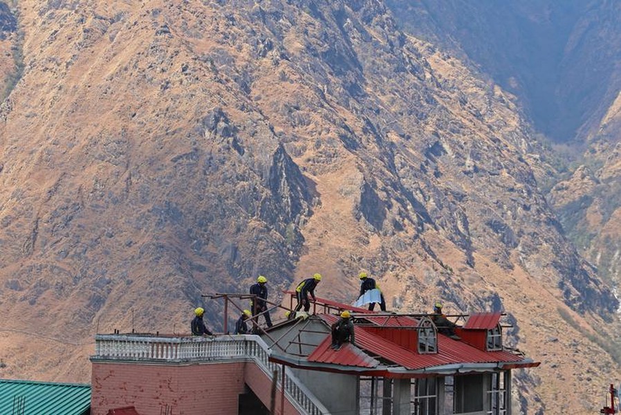 Nhiều vết nứt bí ẩn xuất hiện tại thị trấn hành hương nổi tiếng trên dãy Himalaya - Ảnh 20.