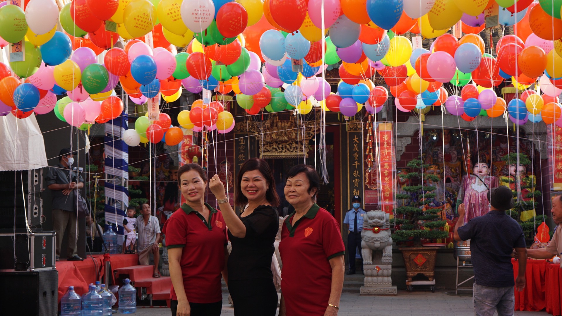 Lễ hội chùa Ông hơn 300 tuổi: Hàng ngàn người dân cùng thả phúc khí cầu kèm nguyện ước - Ảnh 3.