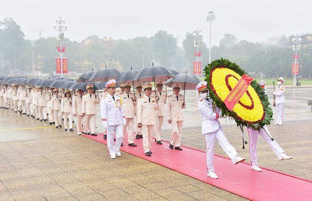 Lãnh đạo Đảng, Nhà nước vào Lăng viếng Chủ tịch Hồ Chí Minh; tưởng niệm các Anh hùng liệt sĩ - Ảnh 4.