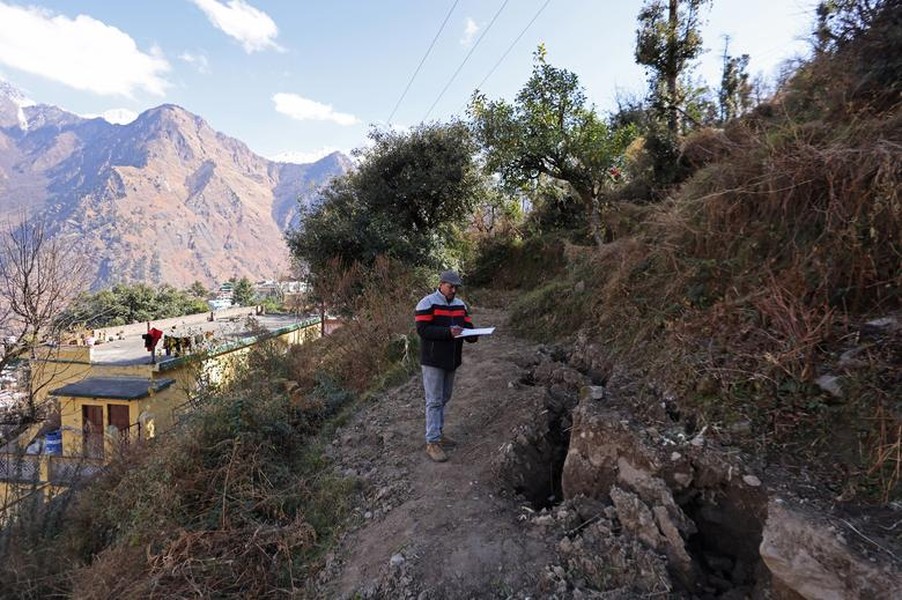 Nhiều vết nứt bí ẩn xuất hiện tại thị trấn hành hương nổi tiếng trên dãy Himalaya - Ảnh 5.