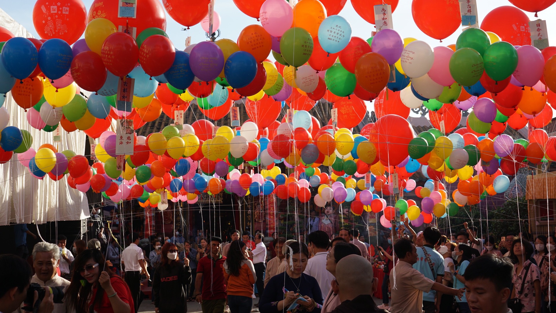 Lễ hội chùa Ông hơn 300 tuổi: Hàng ngàn người dân cùng thả phúc khí cầu kèm nguyện ước - Ảnh 1.