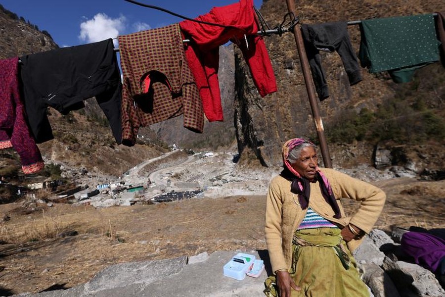 Nhiều vết nứt bí ẩn xuất hiện tại thị trấn hành hương nổi tiếng trên dãy Himalaya - Ảnh 8.