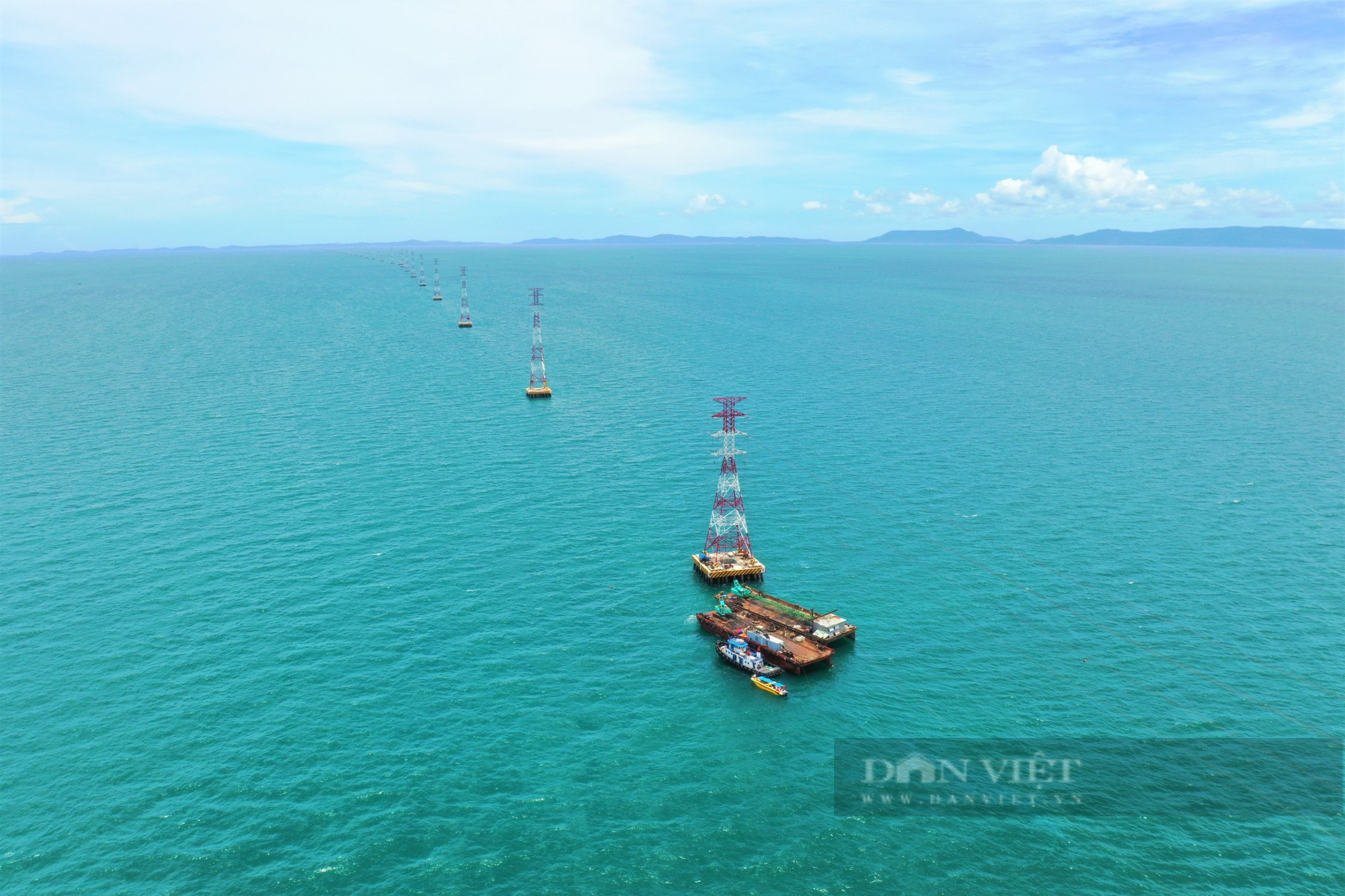 Phóng sự ảnh: Nhìn lại công trình đường điện 220kV vượt biển dài nhất khu vực Đông Nam Á - Ảnh 1.