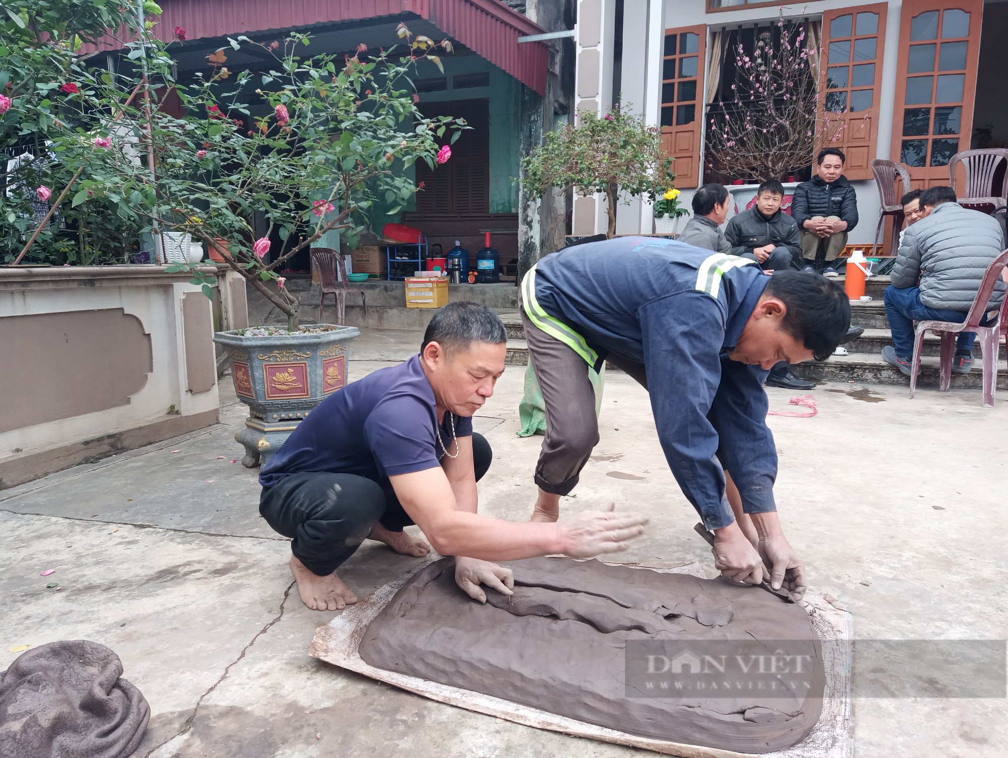 Vào mùa xuân nông dân nơi này ở Hải Dương &quot;vác đất&quot; du xuân trẩy hội Côn Sơn – Kiếp Bạc - Ảnh 1.