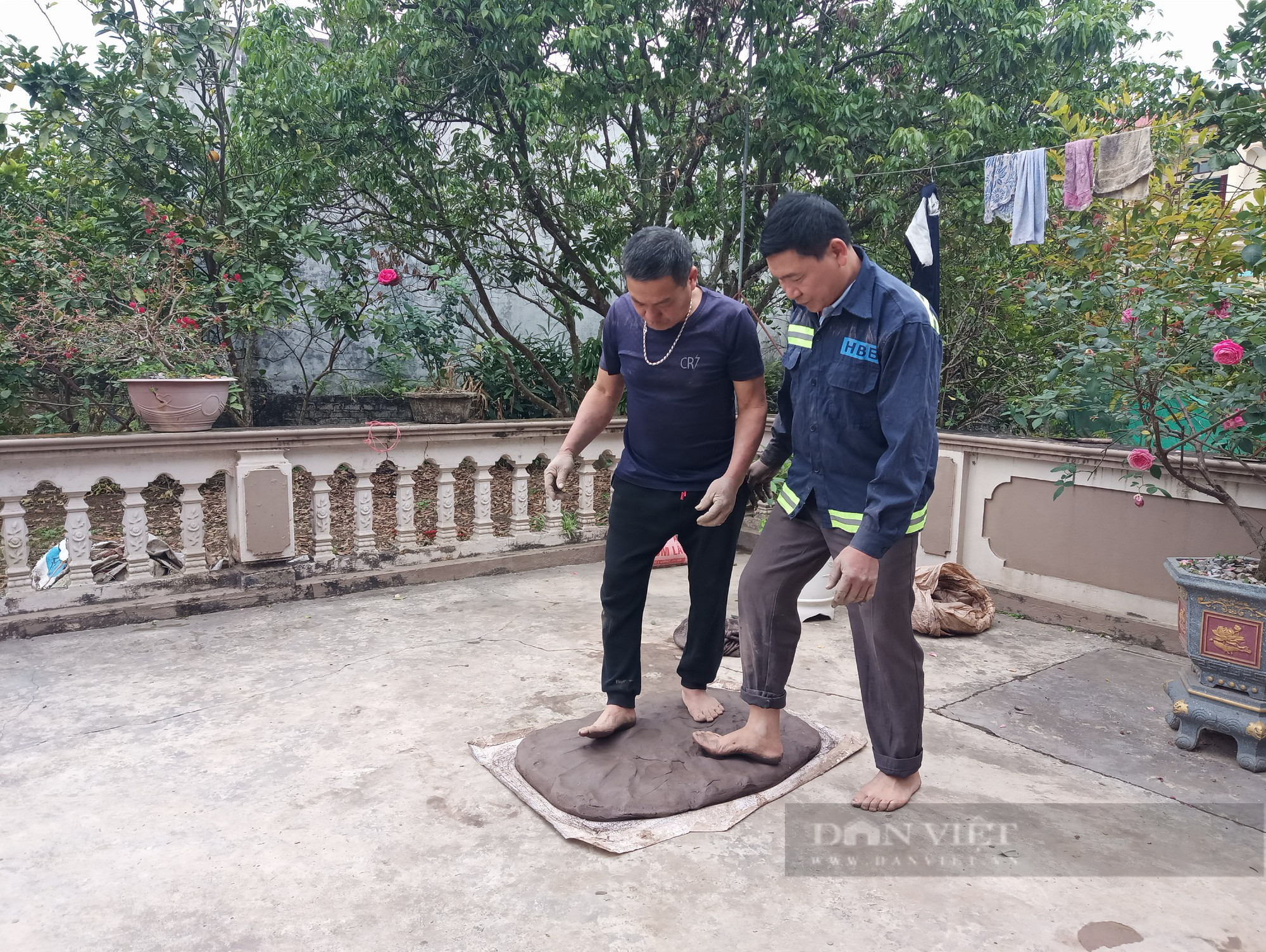 Vào mùa xuân nông dân nơi này ở Hải Dương &quot;vác đất&quot; du xuân trẩy hội Côn Sơn – Kiếp Bạc - Ảnh 2.