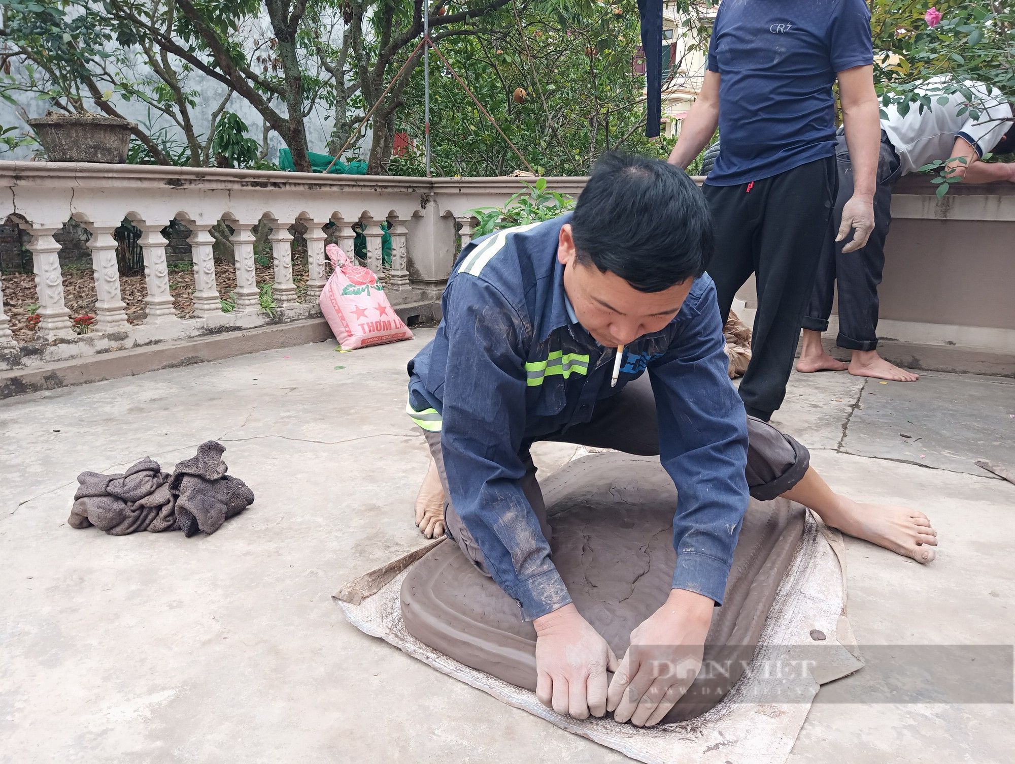 Vào mùa xuân nông dân nơi này ở Hải Dương &quot;vác đất&quot; du xuân trẩy hội Côn Sơn – Kiếp Bạc - Ảnh 3.