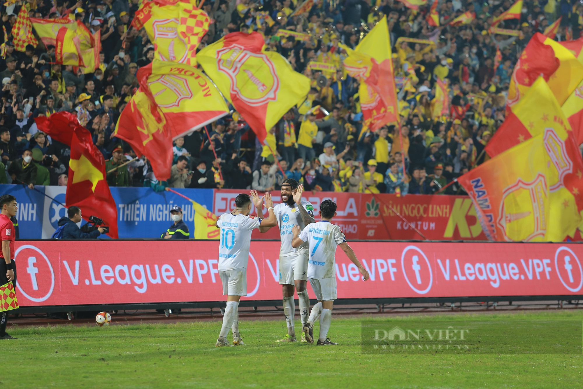 Các cầu thủ Nam Định FC ăn mừng chiến thắng mở màn V-League 2023  - Ảnh 1.