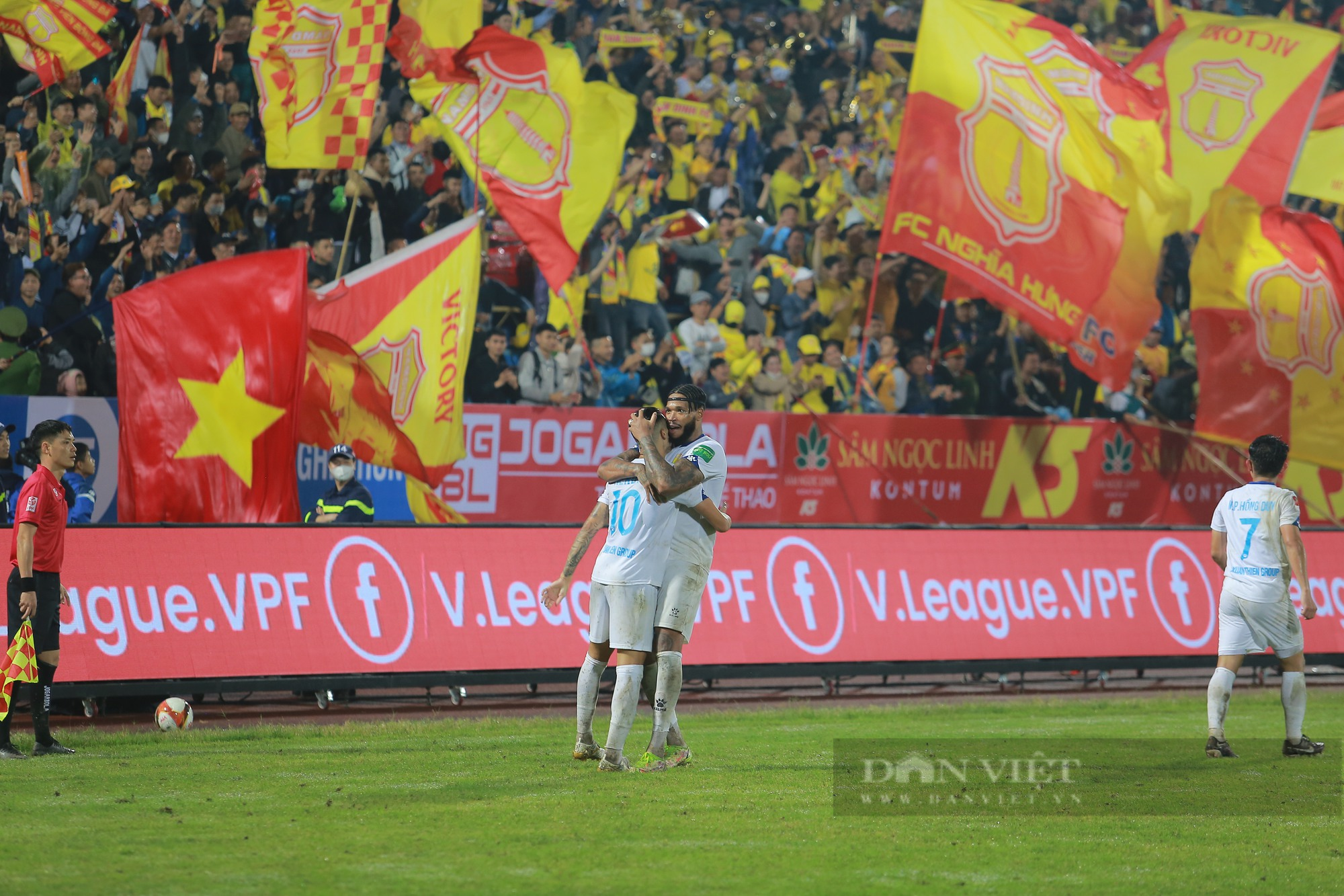 Các cầu thủ Nam Định FC ăn mừng chiến thắng mở màn V-League 2023  - Ảnh 3.