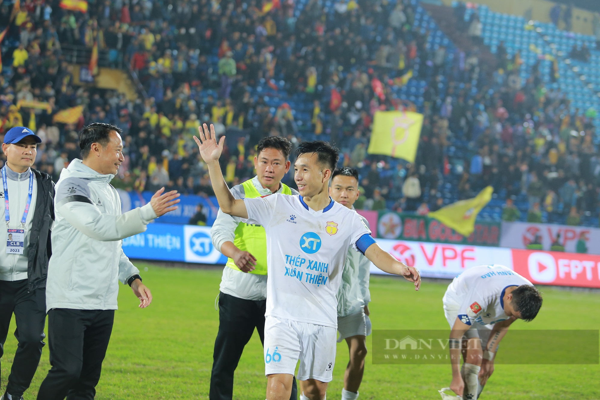 Các cầu thủ Nam Định FC ăn mừng chiến thắng mở màn V-League 2023  - Ảnh 4.