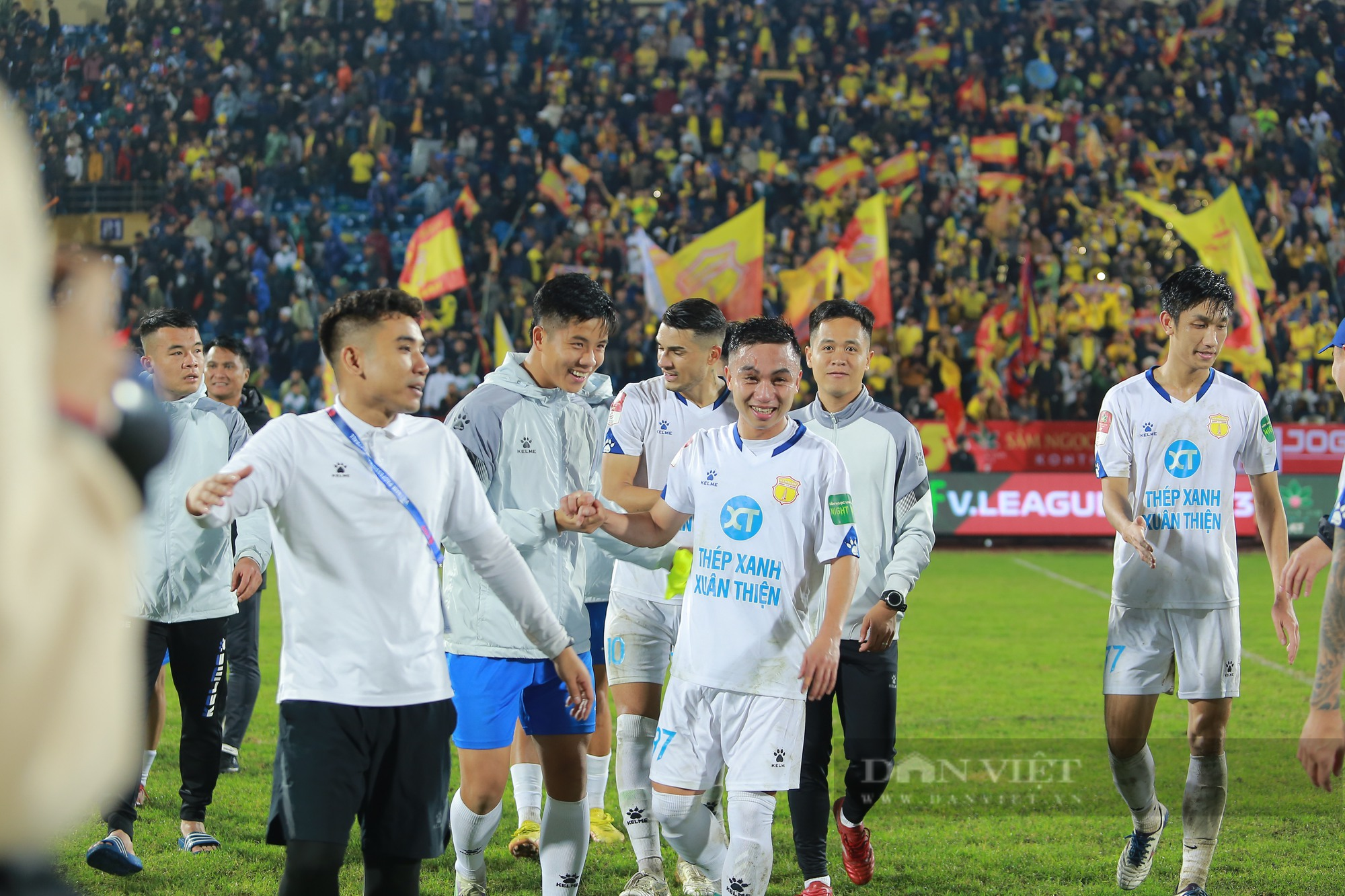 Các cầu thủ Nam Định FC ăn mừng chiến thắng mở màn V-League 2023  - Ảnh 6.