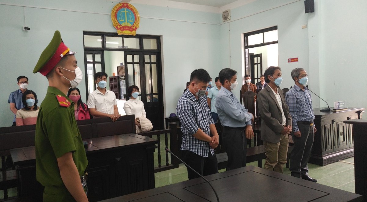 Ký quyết định giao đất không thông quan đấu giá, 2 cựu lãnh đạo huyện ở Kon Tum lĩnh án tù - Ảnh 1.