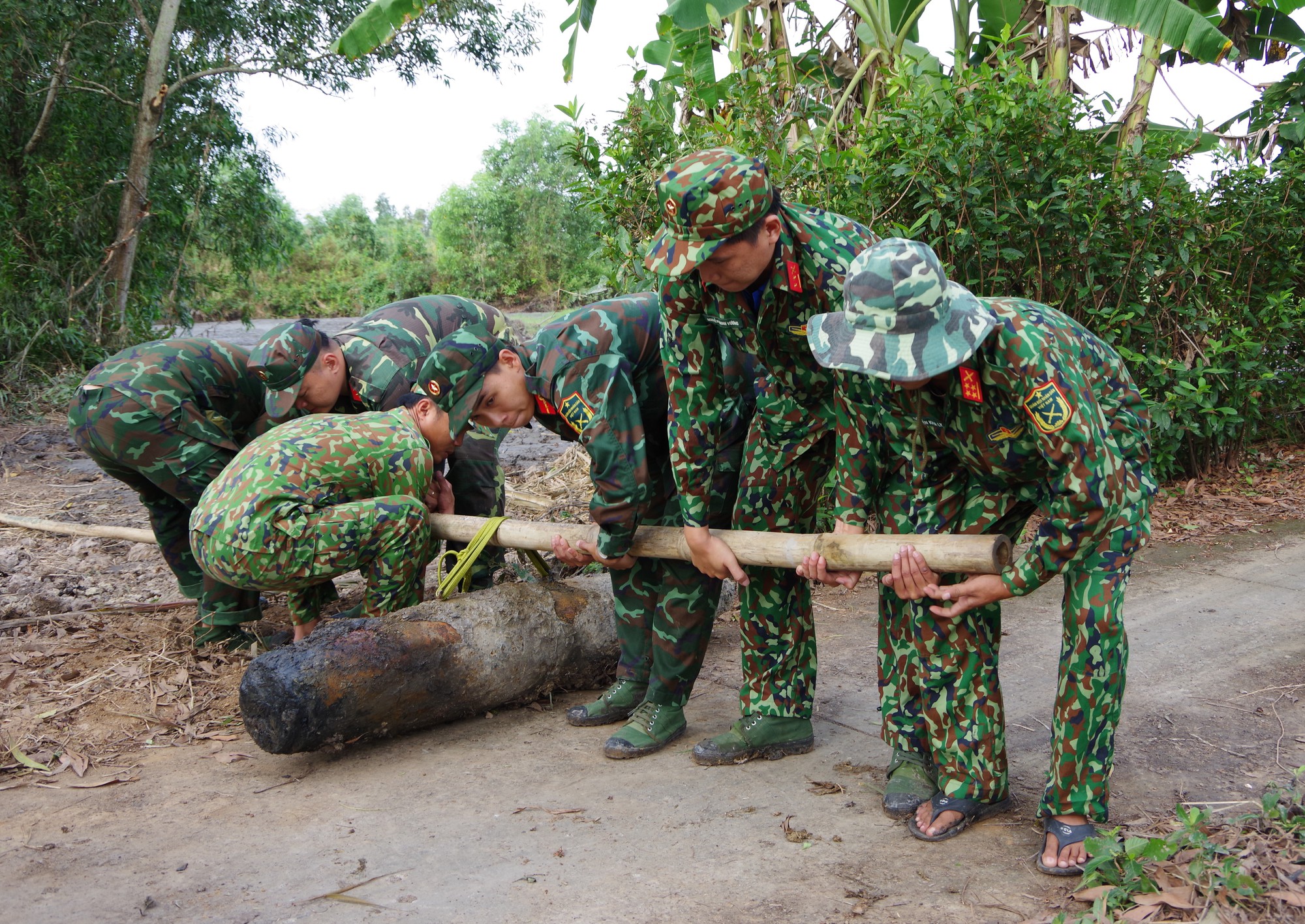 Cà Mau: Phát hiện quả bom nặng 250kg khi nạo vét vuông tôm - Ảnh 1.