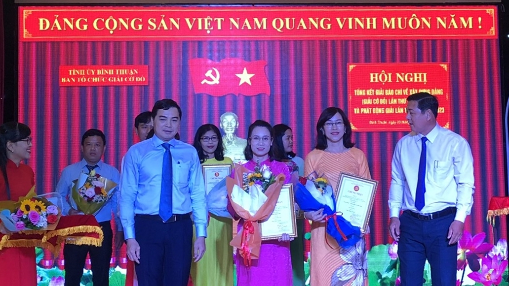 Trao giải và phát động cuộc thi viết về xây dựng Đảng bộ tỉnh Bình Thuận năm 2023 - Ảnh 1.
