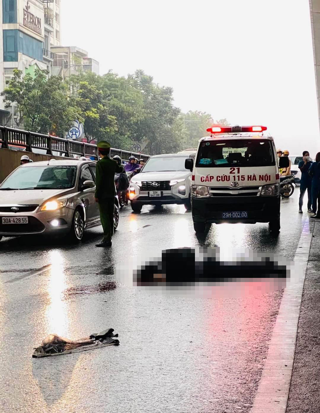 Cảnh sát tìm người biết về vụ nam sinh tai nạn, tử vong trong hầm chui Nguyễn Trãi - Ảnh 1.