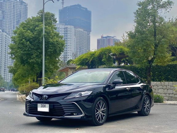 Tròn 1 năm lăn bánh, Toyota Camry cũ bán lại lỗ khó tin - Ảnh 1.