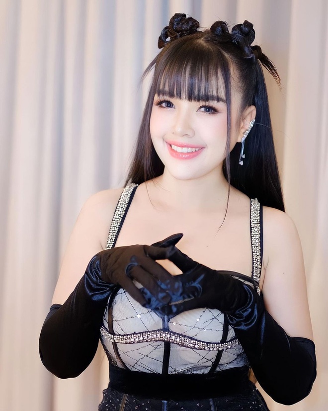 Vẻ đẹp nữ ca sĩ Thái Lan bị lên án vì quấy rối trẻ em - Ảnh 2.