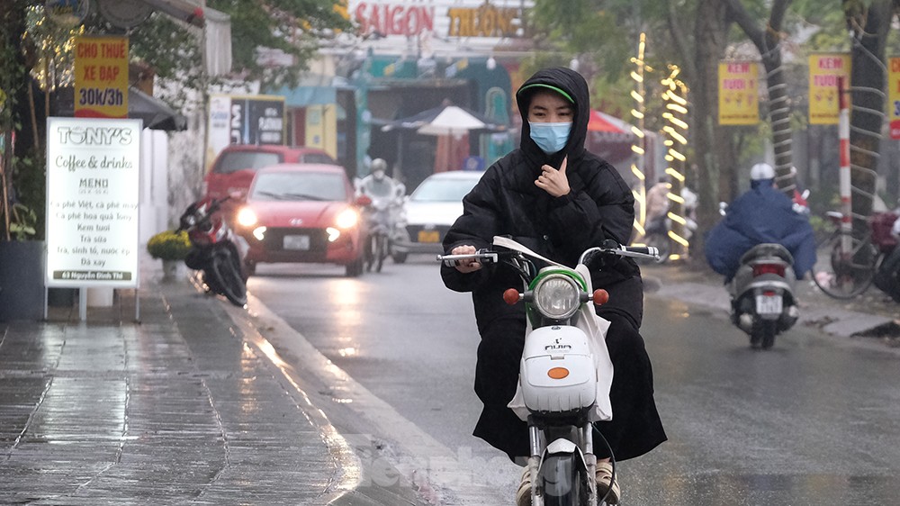 Người Hà Nội &quot;vật lộn&quot; với thời tiết mưa phùn, nồm ẩm - Ảnh 2.