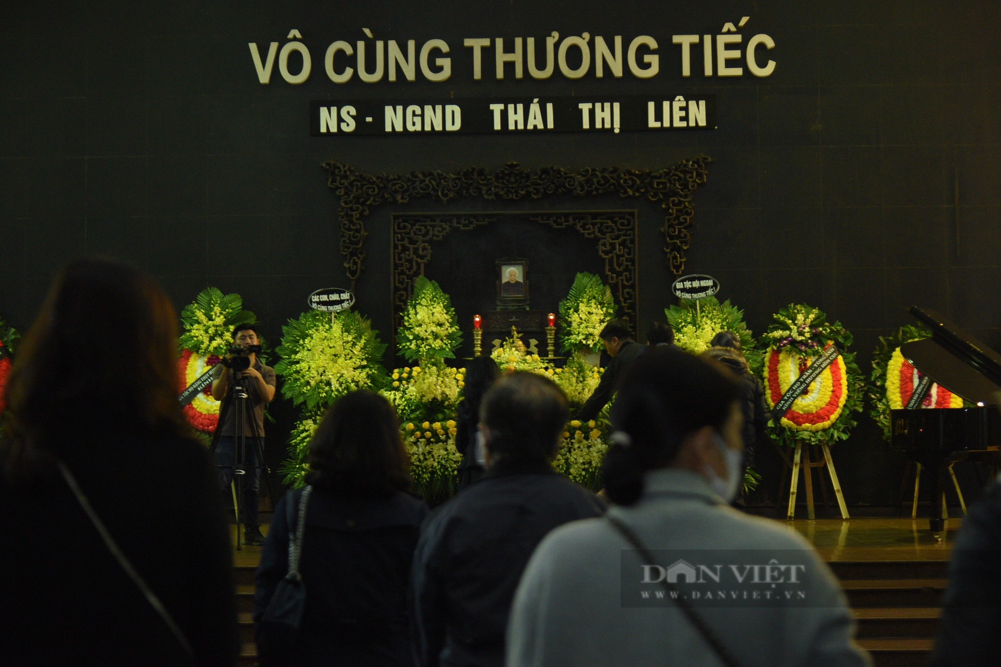 Vợ chồng Thanh Lam, Quốc Trung và con trai Đăng Quang nghẹn ngào tiễn biệt NSND Thái Thị Liên - Ảnh 1.