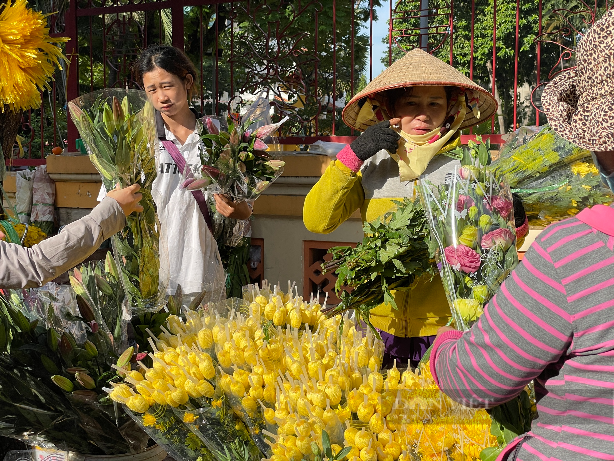 Bất ngờ giá hoa, trái cây, thực phẩm chay Rằm Tháng Giêng tại TP.HCM - Ảnh 1.